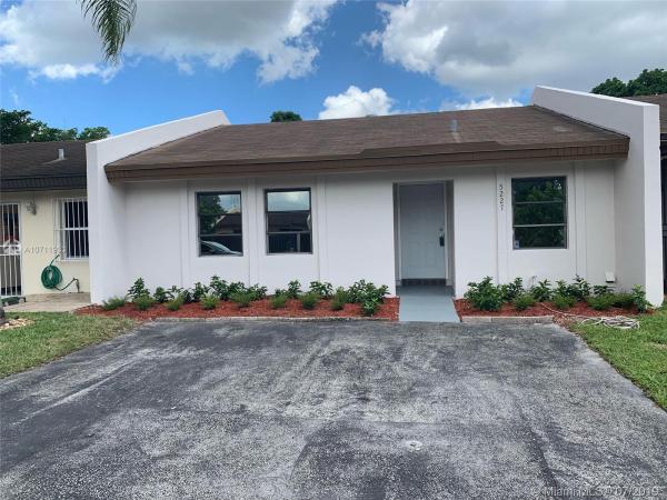 Bent Tree South, 5227 SW 140th Pl #TH, Kendale Lakes, Florida 33175, image 2