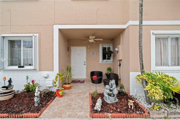 Weitzer Serena Lakes Townhomes, 13914 SW 173rd Ter, Richmond West, Florida 33177, image 2