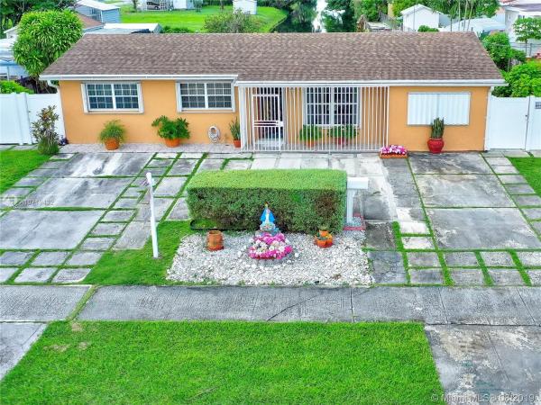 Heftler Homes, 10410 SW 42nd Ter, Westwood Lakes, Florida 33165, image 2
