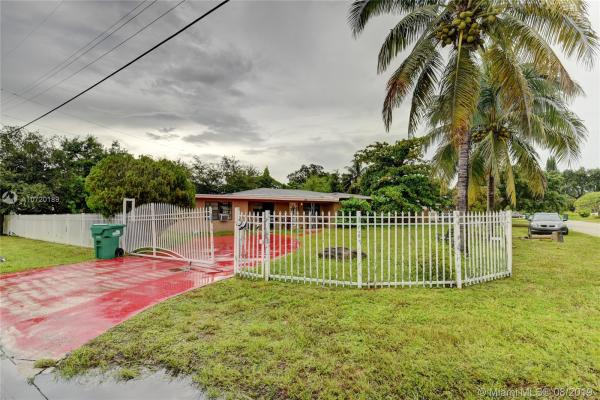 Fulford Highlands, 301 NE 165th St, Golden Glades, Florida 33162, image 2