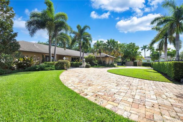 Pine Needle Manors, 10201 SW 125th St, Kendall, Florida 33176, image 2