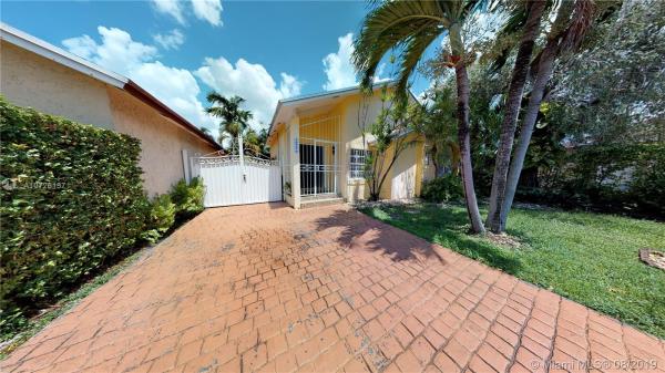 Les Chalets, 745 SW 98th Ct, Fountainebleau, Florida 33174, image 2