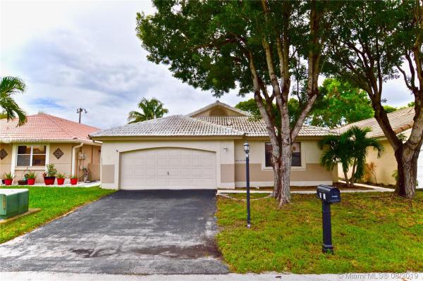 Waterford Patio Homes, 5911 Bristol Ln, Davie, Florida 33331, image 2