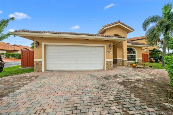 Bird Lakes Townhouses, 14429 SW 46th Ter, Kendale Lakes, Florida 33175, image 2