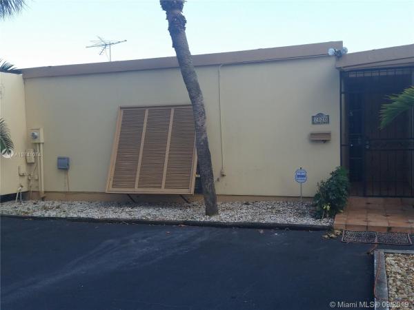 Loch Lomond West, 7020 Crown Gate Dr, Miami Lakes, Florida 33014, image 2