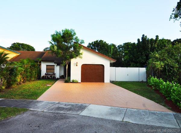Westwind Lakes Twin Villas, 15408 SW 71st St, Kendall West, Florida 33193, image 2