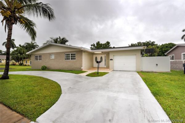 Villa Serena, 430 NE 145th St, Golden Glades, Florida 33161, image 2