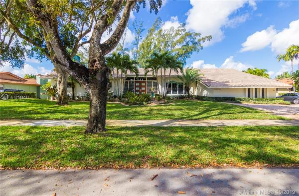 Loch Lomond, 16110 W Prestwick Pl, Miami Lakes, Florida 33014, image 2