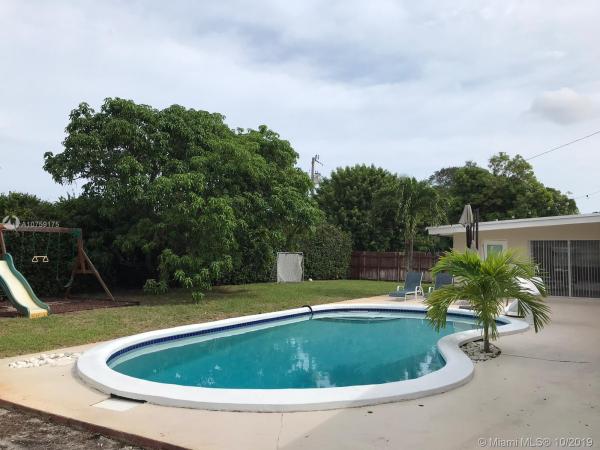 Sky Lake, 1901 NE 186th Dr, North Miami Beach, Florida 33179, image 2