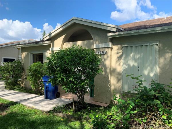 Westwind Lakes Garden Homes, 6474 SW 152nd Cir Pl #14-74, Kendall West, Florida 33193, image 2