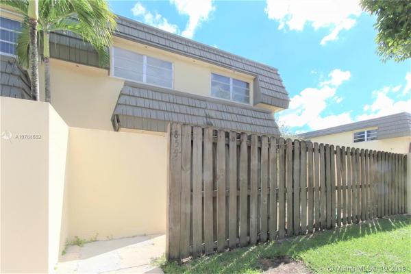 Kendale Lakes Townhouses, 8597 SW 137th Ave, Kendale Lakes, Florida 33183, image 2
