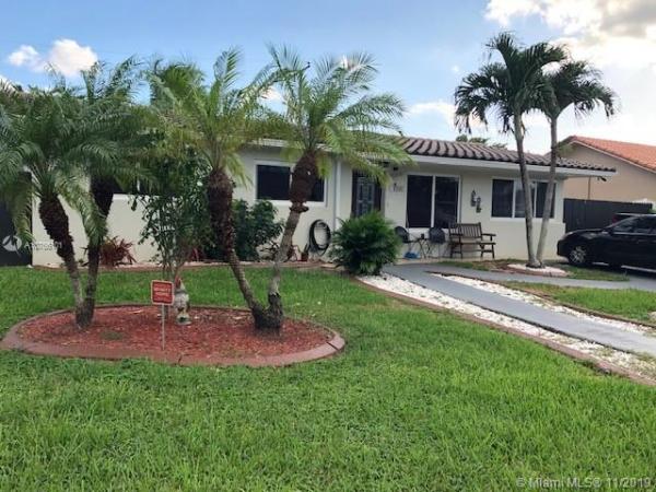 Heftler Homes, 10480 SW 41st Ter, Westwood Lakes, Florida 33165, image 2