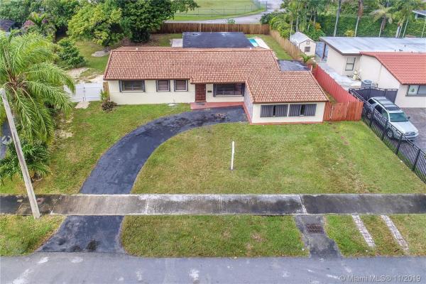 Heftler Homes, 4530 SW 102nd Pl, Westwood Lakes, Florida 33165, image 2