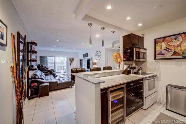 La Canadienne, 3545 NE 167 St #405, North Miami Beach, Florida 33160, image 2