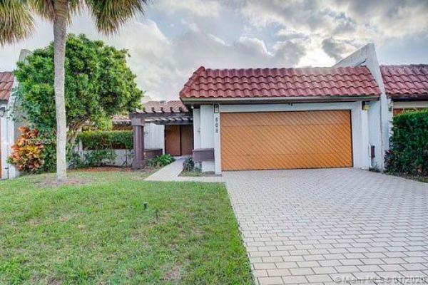 Villas On The Green, 608 NE 195th St #608, Ives Estates, Florida 33179, image 2