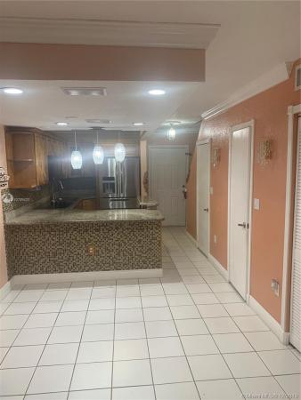 Las Villas De Fountainbleu, 8035 NW 8th St #4, Fountainebleau, Florida 33126, image 2