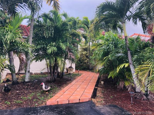 Lakewood Townhome Villas, 1413 SW 124th Place Concourse, Tamiami, Florida 33184, image 2