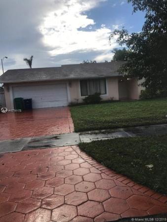 Sky Lake Homes, 900 NE 205th St, Ives Estates, Florida 33179, image 2