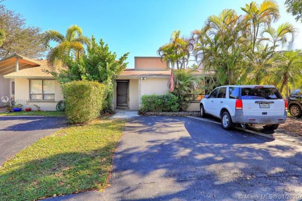 Heftler Townhouses, 11302 SW 115th Ter, Kendall, Florida 33176, image 2