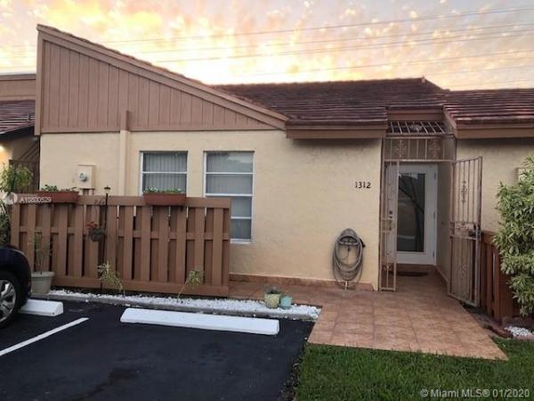 Tamiami Lakes Townhomes, 1312 SW 135th Pl, Tamiami, Florida 33184, image 2