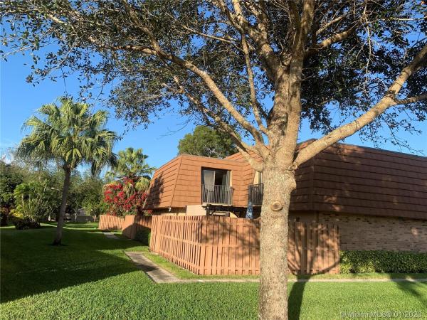 Camelot Gardens, 2596 Lakeview Ct, Cooper City, Florida 33026, image 2