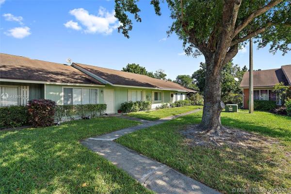 Forest Glen Townhouses, 4635 Orleans Ct #C, West Palm Beach, Florida 33415, image 2