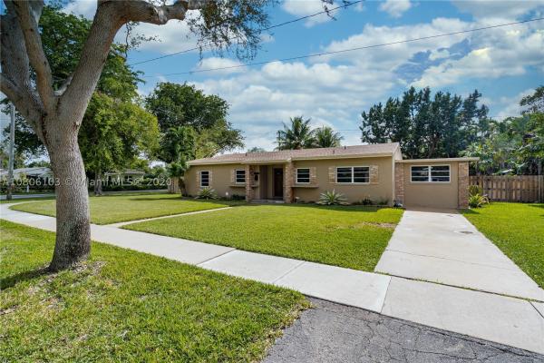 Elbaroda Grove, 890 NE 129th St, North Miami, Florida 33161, image 1