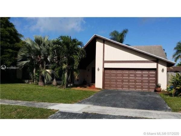 Sky Lake Homes, 841 NE 205th St, Ives Estates, Florida 33179, image 2