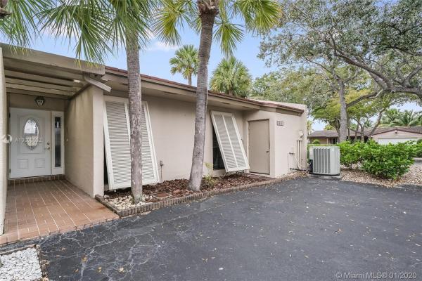 Lake Sandra, 8360 Dundee Ter #8360, Miami Lakes, Florida 33016, image 2