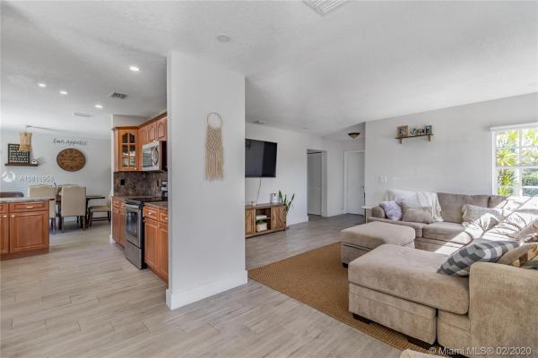 Farberville, 7621 S Oakmont Cir, Country Club, Florida 33015, image 2