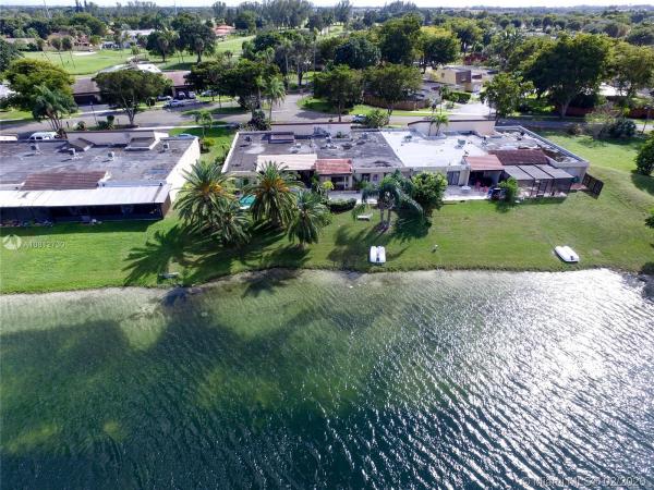 Royal Singapore Lake, 19410 E Lake Dr #19410, Country Club, Florida 33015, image 2