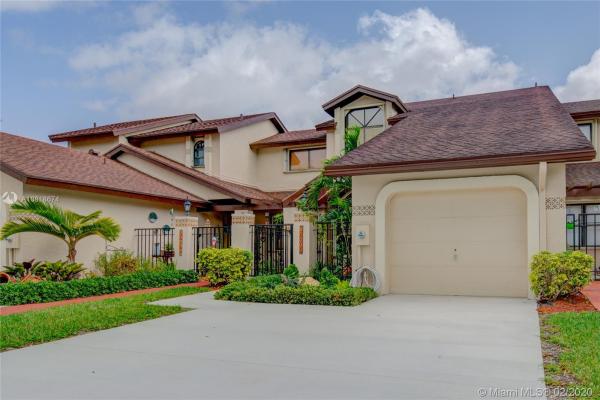 Valencia Townhomes, 10171 SW 137th Ct, The Hammocks, Florida 33186, image 2