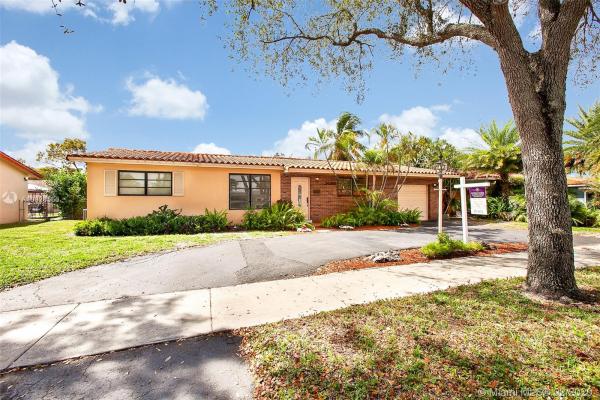 Miami Lakes Residential, 14410 Lake Candlewood Ct, Miami Lakes, Florida 33014, image 2