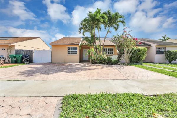Grand Canal Homes, 605 SW 95th Ct, Fountainebleau, Florida 33174, image 2