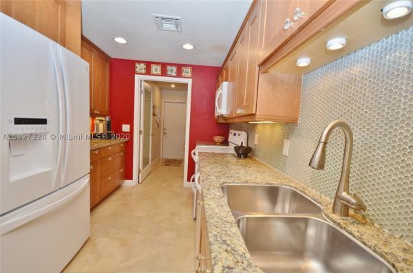 Country Club Of Miami Fairway Villas, 18804 W Lake Dr, Hialeah, Florida 33015, image 3