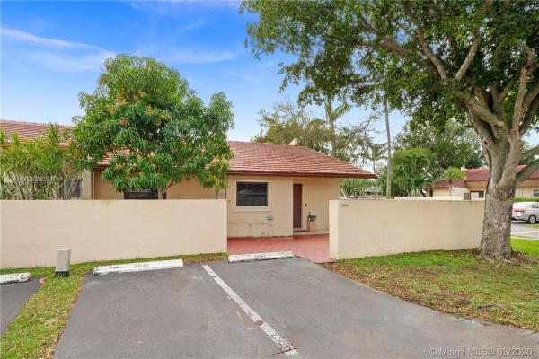 Groves Villas, 5842 SW 144th Cir Pl, Kendale Lakes, Florida 33183, image 2