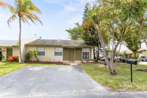 Devon Aire Villas, 12556 SW 118th Ter, The Crossings, Florida 33186, image 2