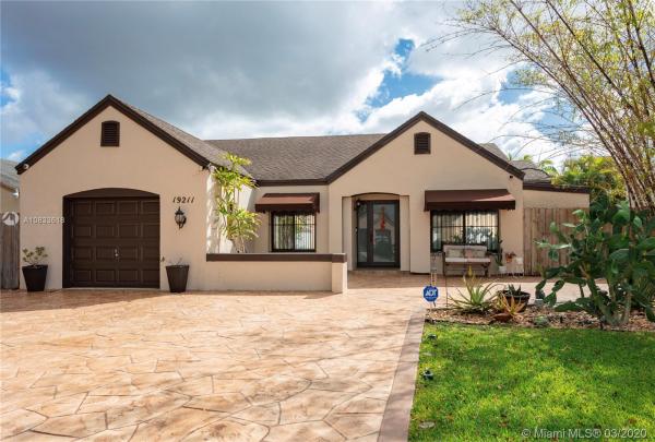 Lakes Of Avalon, 19211 NW 81st Pl, Hialeah, Florida 33015, image 2