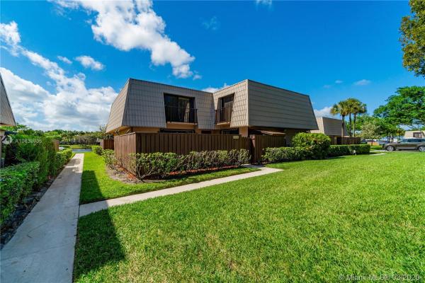 Village Of Sandalwood Lakes South, 5123 NE 51st Way #5123, West Palm Beach, Florida 33409, image 2