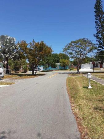 Pine Tree Manor, 9280 Jamaica Dr, Cutler Bay, Florida 33189, image 2