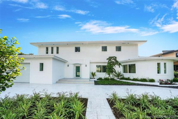 Flamingo Terrace, 2535 Pine Tree Dr, Miami Beach, Florida 33140, image 2