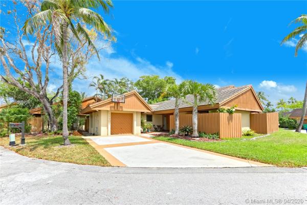 Sky Lake Villas, 19901 NE 10th Place Way, Ives Estates, Florida 33179, image 2