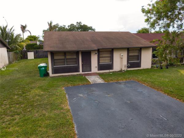 San Sebastian Townhouses, 4732 SW 136th Pl, Kendale Lakes, Florida 33175, image 2