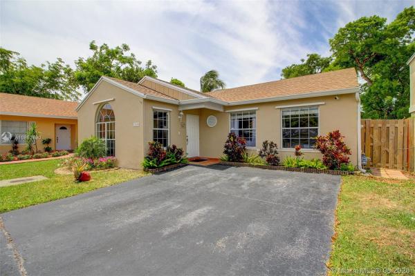 Villas Of Deerwood, 12690 SW 146th Ter, Three Lakes, Florida 33186, image 2