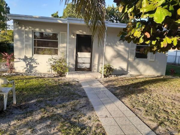 Hyde Park Manor, 1011 NW 140th St, Golden Glades, Florida 33168, image 2