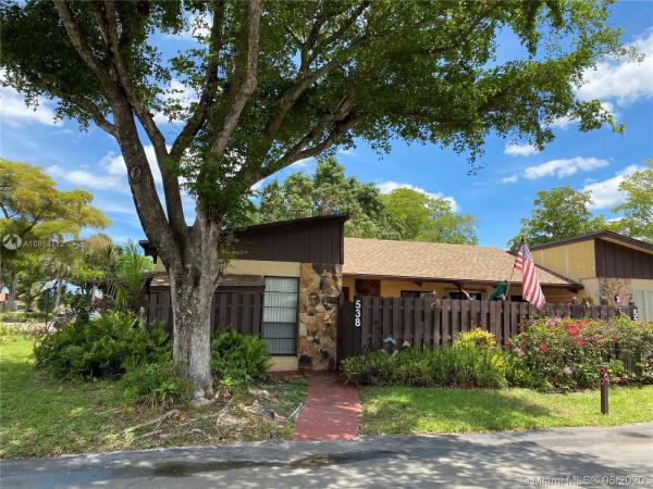 Villas At Carriage Hills Lakeside, Hollywood, Florida 33024, image 2
