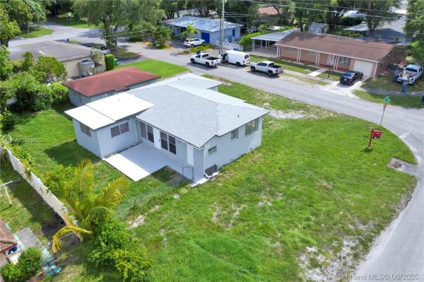 Pleasant Village, 700 NE 162nd St, Golden Glades, Florida 33162, image 2
