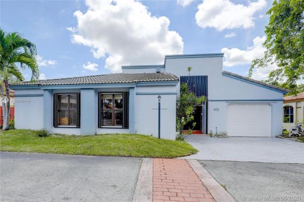 Poinciana Pointe, 422 SW 88th Pl, Fountainebleau, Florida 33174, image 2