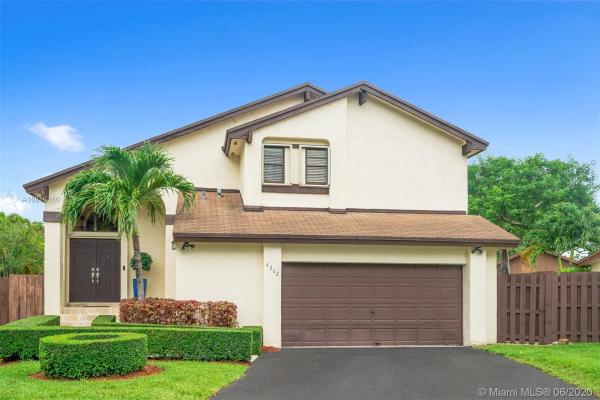 Patio Homes At Lakes Of The Meadow, 4302 SW 147th Pl, Kendall West, Florida 33185, image 2