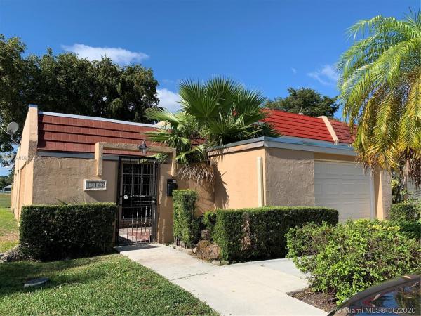 Country Club Of Miami Fairway Townhouses, 19142 Bobolink Dr, Hialeah, Florida 33015, image 2